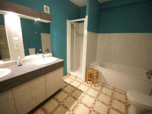 une salle de bain avec un lavabo, une baignoire et des toilettes dans l'établissement Charming Castle in Serrières-en-Chautagne, cleaning included, à Serrières-en-Chautagne