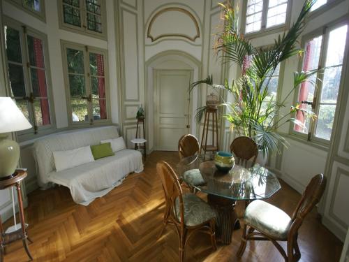 un salon avec une table et un canapé dans l'établissement Charming Castle in Serrières-en-Chautagne, cleaning included, à Serrières-en-Chautagne