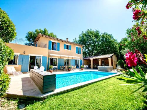 Photo de la galerie de l'établissement Villa in Villars with Pool and Sauna, cleaning included, à Villars