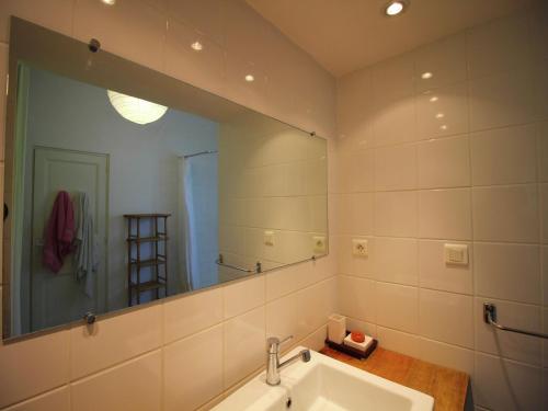 une salle de bain avec un lavabo et un grand miroir dans l'établissement Holiday Home in Provence with Private Pool, cleaning included, à Cavaillon