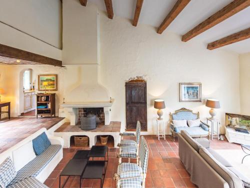 un salon avec des canapés et une cheminée dans l'établissement Villa in Provence with Pool and Charm, cleaning included, à Draguignan