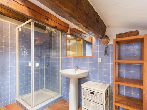 une salle de bain carrelée bleue avec un lavabo et une douche dans l'établissement Villa in Provence with Pool and Charm, cleaning included, à Draguignan
