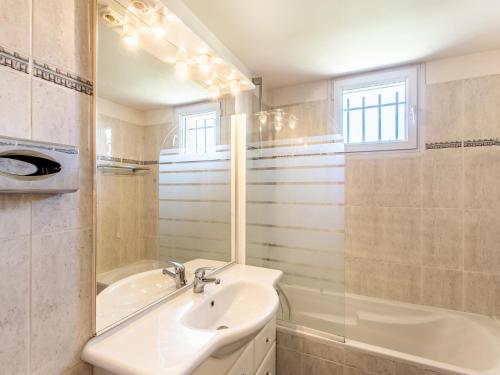 une salle de bain avec un lavabo, un miroir et une baignoire dans l'établissement Holiday Home in Arles with Pool & Terrace, cleaning included, à Arles