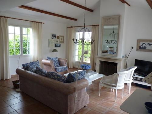 Photo de la galerie de l'établissement Villa in France with Private Pool, cleaning included, à Vasles