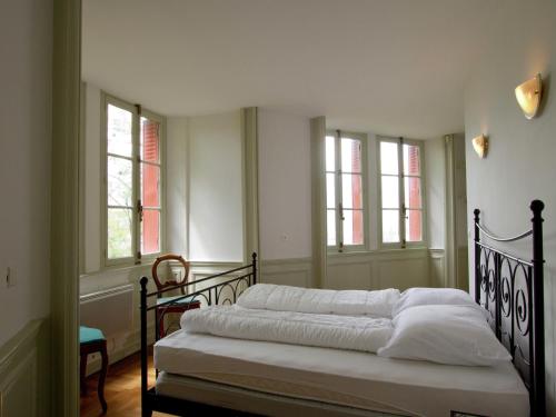 une chambre avec deux lits dans une pièce avec fenêtres dans l'établissement Chateau in France with Grand Colombier View, cleaning included, à Serrières-en-Chautagne