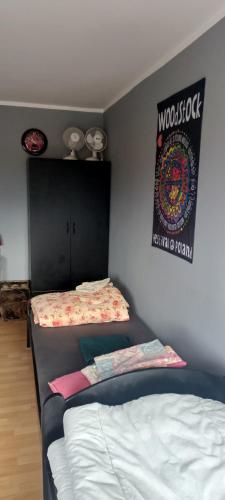 Ένα ή περισσότερα κρεβάτια σε δωμάτιο στο Apartament Asmodeusz