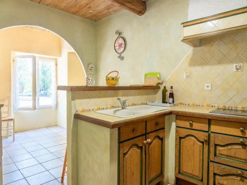 une cuisine avec un évier et un plan de travail dans l'établissement Holiday Home in Cazouls with Pool & Vineyards, cleaning included, à Cazouls-lès-Béziers