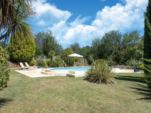 - une piscine dans une cour avec des arbres et un champ dans l'établissement Holiday Home in Cazouls with Pool & Vineyards, cleaning included, à Cazouls-lès-Béziers