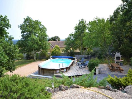 une arrière-cour avec une piscine, une table de pique-nique et des chaises dans l'établissement Holiday Home in Largentière with Pool, cleaning included, à Largentière