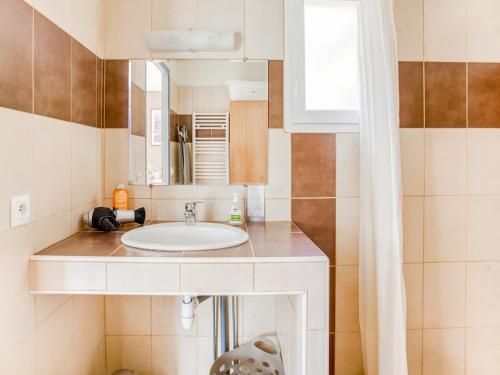 une salle de bain avec un lavabo et un miroir dans l'établissement Holiday Home in Largentière with Pool, cleaning included, à Largentière