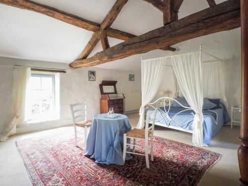 une chambre avec un lit et une table dans une pièce dans l'établissement Holiday Home Saint-Laurent Pool Retreat, cleaning included, à Saint-Laurent-de-la-Salle