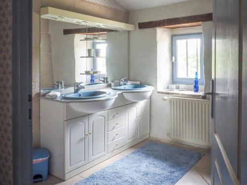 une salle de bain avec deux lavabos et une fenêtre dans l'établissement Holiday Home Saint-Laurent Pool Retreat, cleaning included, à Saint-Laurent-de-la-Salle