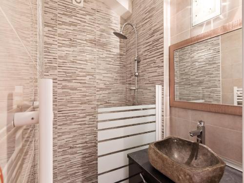 une salle de bain avec un lavabo en pierre et un miroir dans l'établissement Villa in Lorgues with Private Pool, cleaning included, à Lorgues