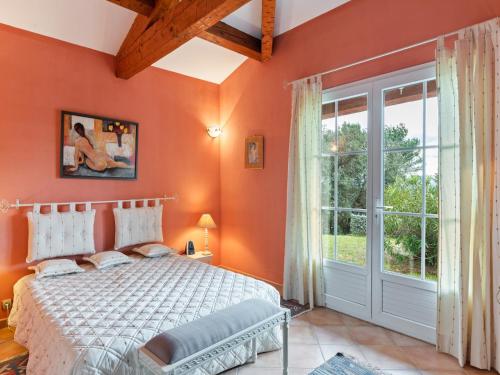 - une chambre avec des murs orange, un lit et une fenêtre dans l'établissement Villa in Lorgues with Private Pool, cleaning included, à Lorgues