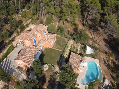 une vue aérienne d'une maison avec piscine dans l'établissement Villa in Lorgues with Private Pool, cleaning included, à Lorgues