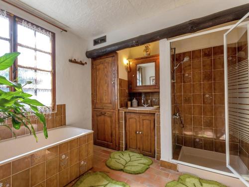une salle de bain avec une baignoire, une douche et un lavabo dans l'établissement Holiday Home in Le Luc with Pool & Vineyards, cleaning included, au Luc