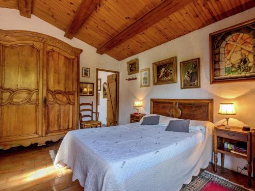 une chambre avec un grand lit blanc dans une pièce dans l'établissement Holiday Home in Le Luc with Pool & Vineyards, cleaning included, au Luc