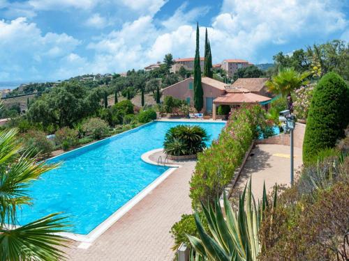 une image d'une piscine dans une villa dans l'établissement Apartment in Provence near Saint Tropez Beach, cleaning included, à Roquebrune-sur Argens