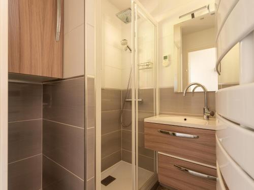 une salle de bain avec douche et lavabo dans l'établissement Apartment in Provence near Saint Tropez Beach, cleaning included, à Roquebrune-sur Argens