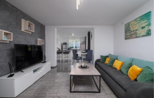 Amazing Home In Fazana With Wifi