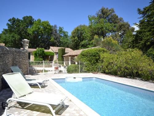 - une piscine avec une chaise et une chaise dans l'établissement Villa in Provence near Vaison-la-Romaine, cleaning included, à Vaison-la-Romaine
