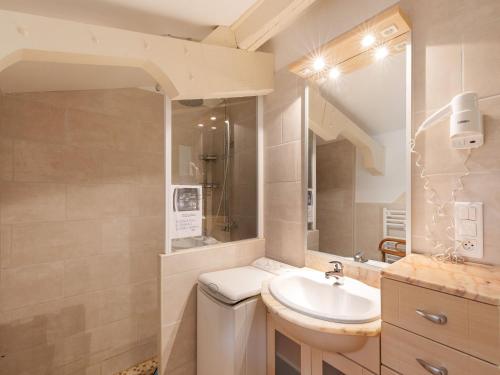 une salle de bain avec un lavabo et un miroir dans l'établissement Villa in Provence near Vaison-la-Romaine, cleaning included, à Vaison-la-Romaine