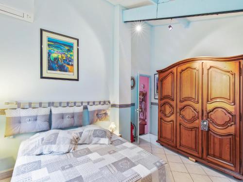 - une chambre avec un lit en bois et une armoire en bois dans l'établissement Villa in Provence near Vaison-la-Romaine, cleaning included, à Vaison-la-Romaine