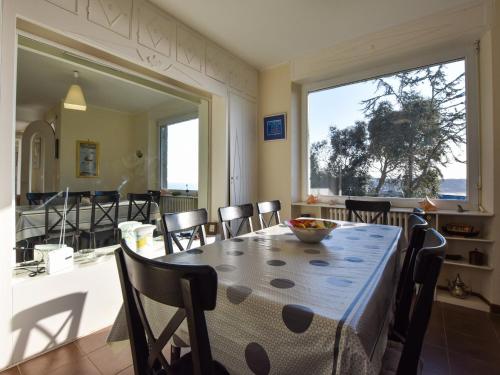 une salle à manger avec une table et des chaises et une fenêtre dans l'établissement Holiday Home Erquy near the Beach, cleaning included, à Erquy
