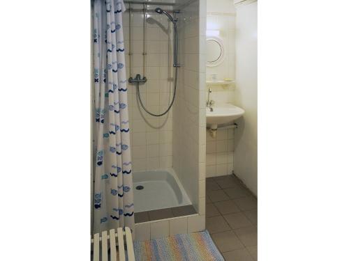 une salle de bain avec douche et lavabo dans l'établissement Holiday Home Erquy near the Beach, cleaning included, à Erquy