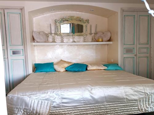 Cette chambre comprend un grand lit avec des oreillers bleus. dans l'établissement Village House in France with Private Pool, cleaning included, à Bagnols-en-Forêt