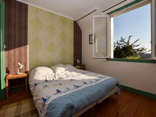 une chambre avec un lit et une fenêtre dans l'établissement Holiday Home Erquy near the Beach, cleaning included, à Erquy