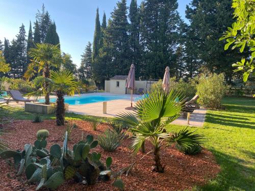 un jardin avec une piscine et des plantes dans l'établissement Mansion in Provence with Pool & Near Town, cleaning included, à Valréas
