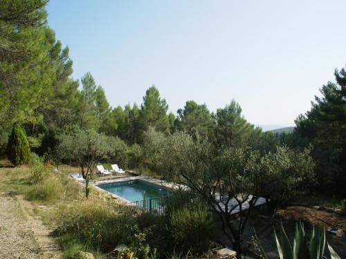 une piscine au milieu d'une forêt dans l'établissement Holiday Home in Var with Private Pool, cleaning included, à Saint Antonin du Var