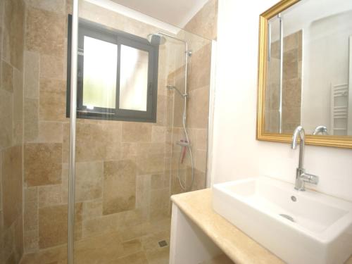 une salle de bain avec un lavabo et une douche dans l'établissement Holiday Home in Var with Private Pool, cleaning included, à Saint Antonin du Var