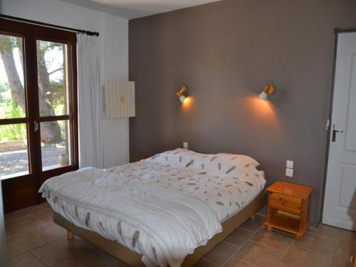 une chambre avec un lit et une fenêtre dans l'établissement Modern villa with private pool in Cesseras, cleaning included, à Cesseras