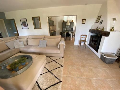 un salon avec un canapé et une cheminée dans l'établissement Modern villa with private pool in Cesseras, cleaning included, à Cesseras