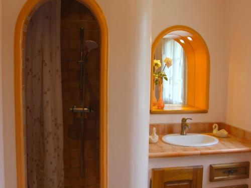 une salle de bain avec un lavabo et une douche avec un miroir dans l'établissement Villa in Saint Paul with Pool & Garden, cleaning included, à Saint-Paul-de-Vence