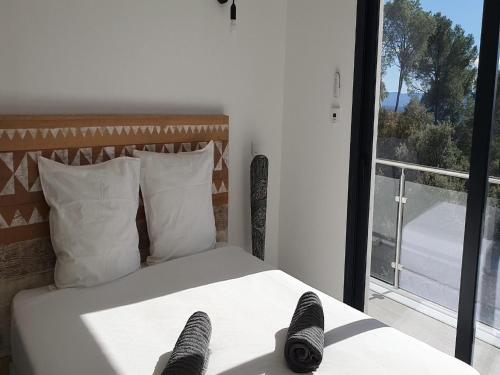 - une chambre avec un lit et un balcon dans l'établissement Villa in Lorgues with Private Pool, cleaning included, à Lorgues