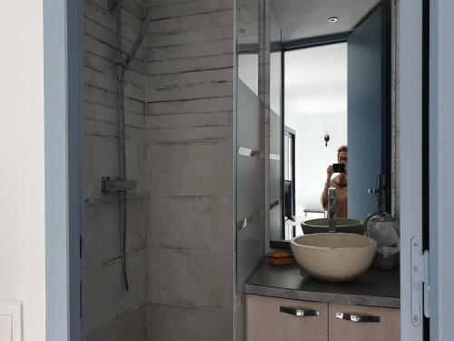 un homme prenant une photo d'une salle de bains avec un miroir dans l'établissement Villa in Lorgues with Private Pool, cleaning included, à Lorgues