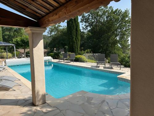 - une piscine avec des chaises et un pavillon dans l'établissement Villa in Provence with Private Pool, à Draguignan