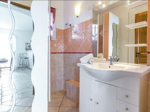 une salle de bain avec un lavabo et une douche dans l'établissement Holiday House Aups near Lac Sainte Croix, cleaning included, à Aups