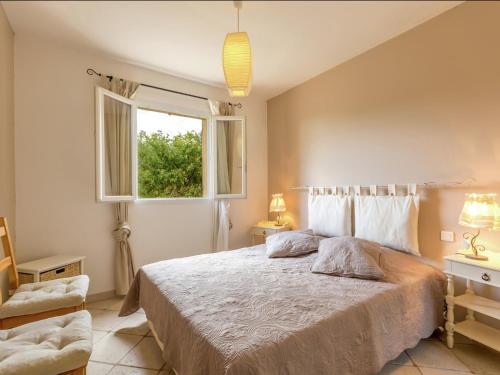 une chambre avec un grand lit et une fenêtre dans l'établissement Holiday House Aups near Lac Sainte Croix, cleaning included, à Aups