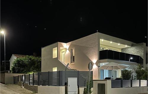 4 Bedroom Beautiful Home In Peroj