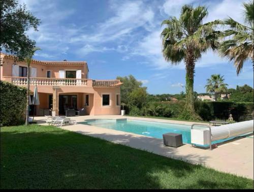 une villa avec piscine et palmiers dans l'établissement Manifique Villa de Antibes, à La Celle-sous-Gouzon