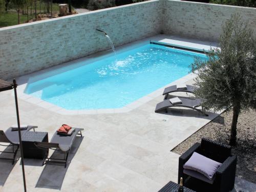 - une piscine avec une terrasse et des chaises dans la cour dans l'établissement Villa in Lubéron with Saltwater Pool, cleaning included, à Apt