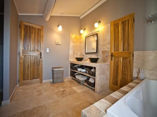 une grande salle de bain avec une baignoire et un lavabo dans l'établissement Villa in Lubéron with Saltwater Pool, cleaning included, à Apt