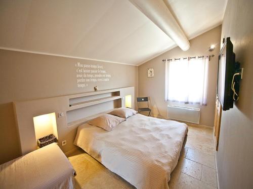 une chambre avec un lit blanc et une fenêtre dans l'établissement Villa in Lubéron with Saltwater Pool, cleaning included, à Apt