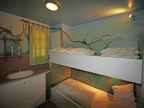 La salle de bains est pourvue de lits superposés et d'un lavabo. dans l'établissement Villa in Salernes with Private Pool & Garden, cleaning included, à Salernes