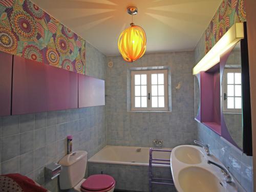 une salle de bain avec une baignoire et un lavabo et une baignoire dans l'établissement Villa in Salernes with Private Pool & Garden, cleaning included, à Salernes