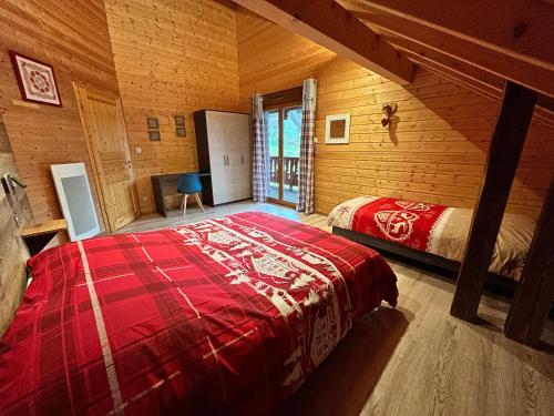 une chambre avec un lit dans une cabane en rondins dans l'établissement Chalet in Ventron near La Bresse Ski Area, cleaning included, à Ventron